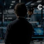 Trabajador en el inventario de activos OT