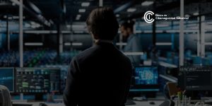 Trabajador en el inventario de activos OT
