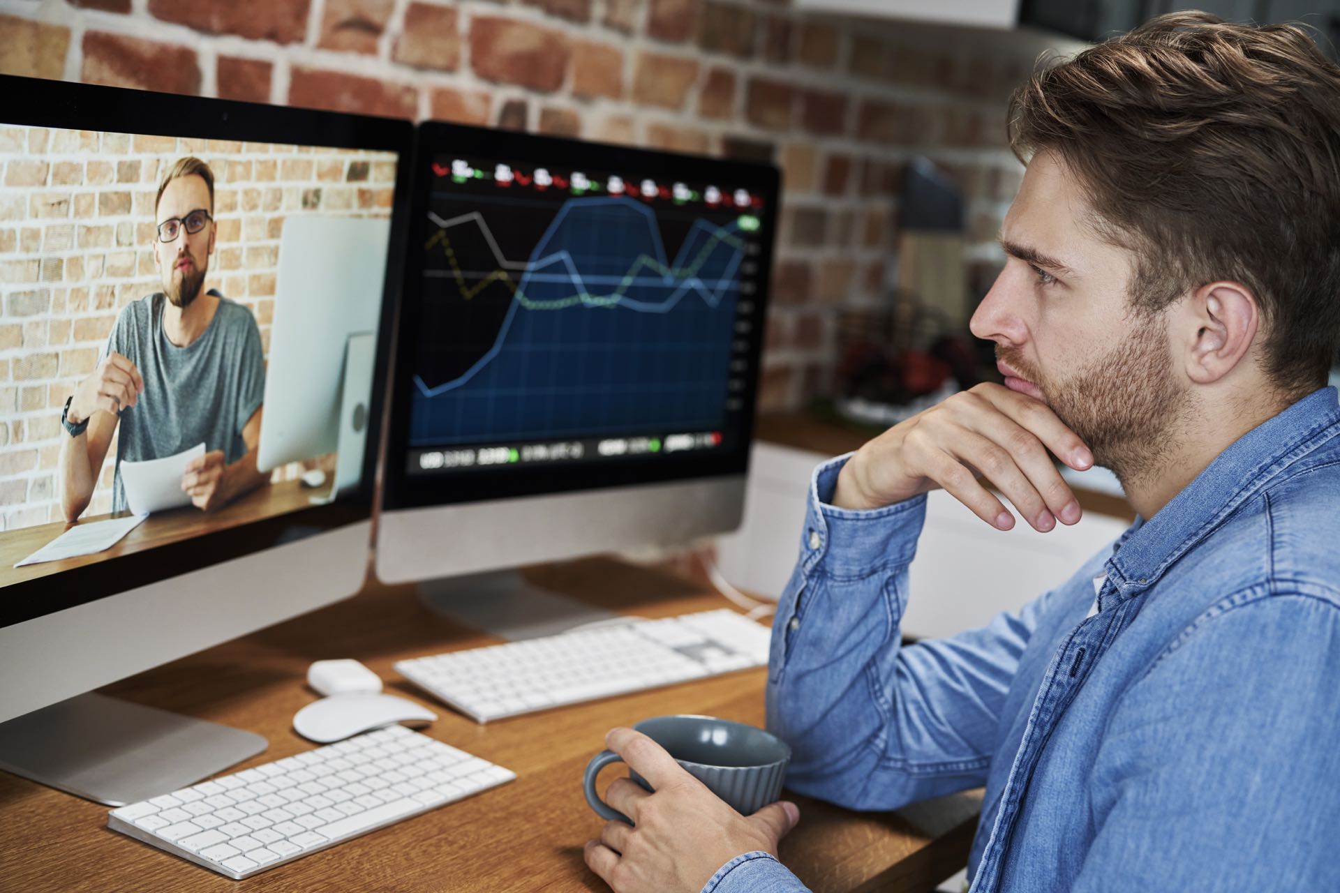 Hombre joven realizando el Máster de Ciberseguridad Industrial