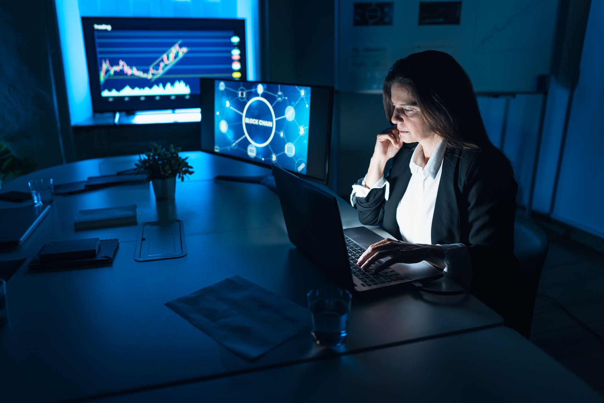 Mujer joven realizando el Máster de Ciberseguridad Industrial